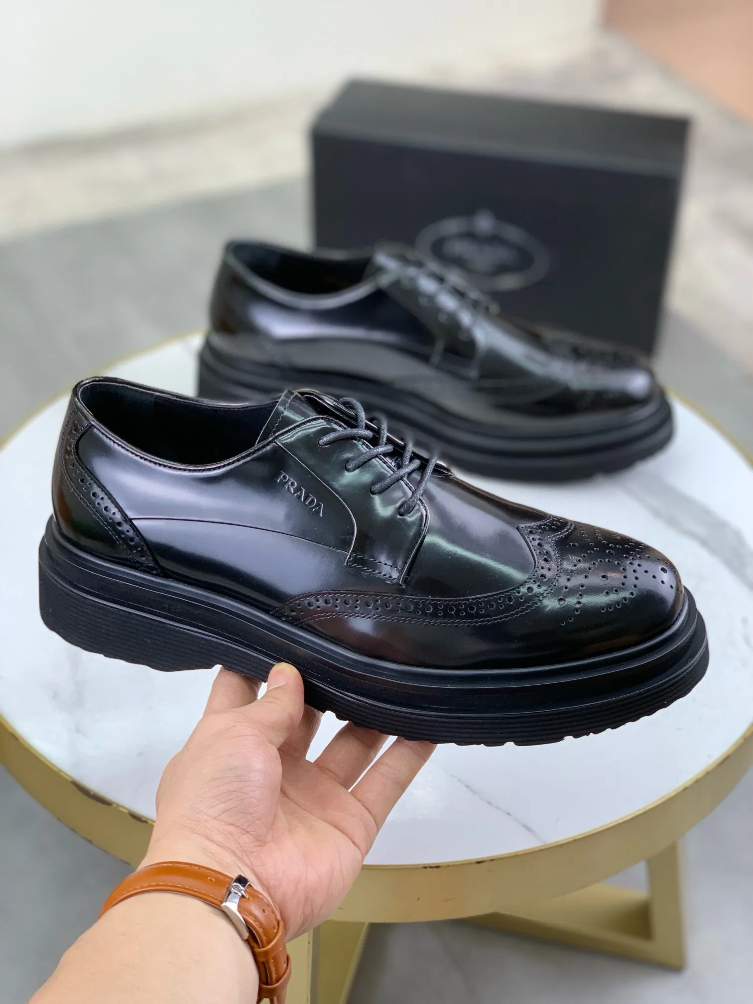 Factory price P880 💰Original quality, top version🔱 ＰＲＡＤＡPrada. Men's business casual leather shoes, top quality products. 1:1 shipment⬆️Luxurious and noble👞All imported original brand fabrics, just to create a more comfortable wearing experience. Upper: Original comfortable open edge bead-rubbed calf leather➕Top imported water-dyed full cow lining, original lightweight and comfortable TPU foam combination bottom✔️Code number: 39-44 (38.45 can be customized)